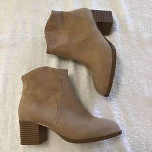 LOFT Bootie w/gold studs 5.5
